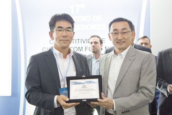 Mikihiko Kato (esq.), presidente da NGK do Brasil e Roberto Akiyama, vice presidente Comercial da Honda Automóveis